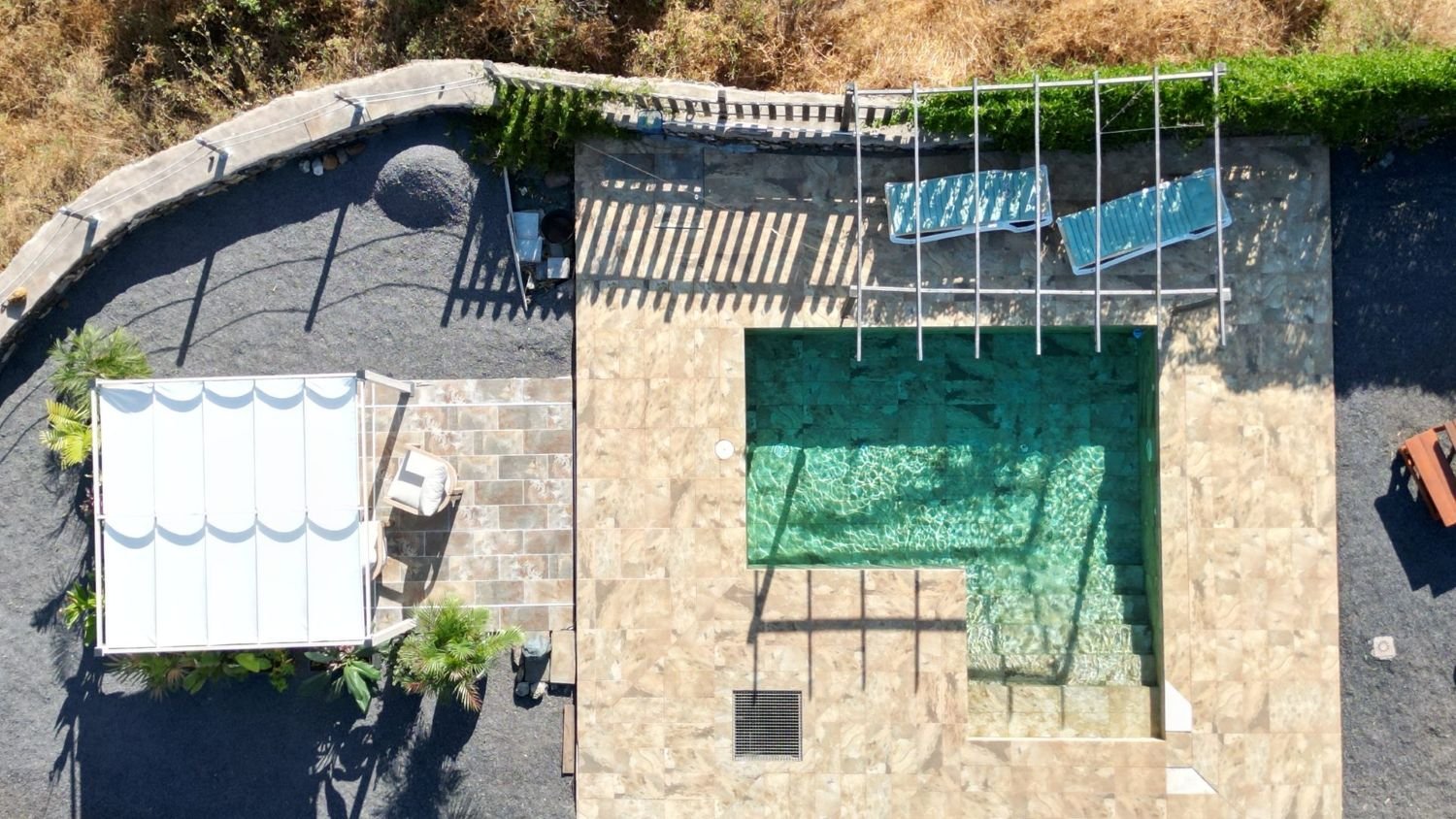 Pool und Garten von oben