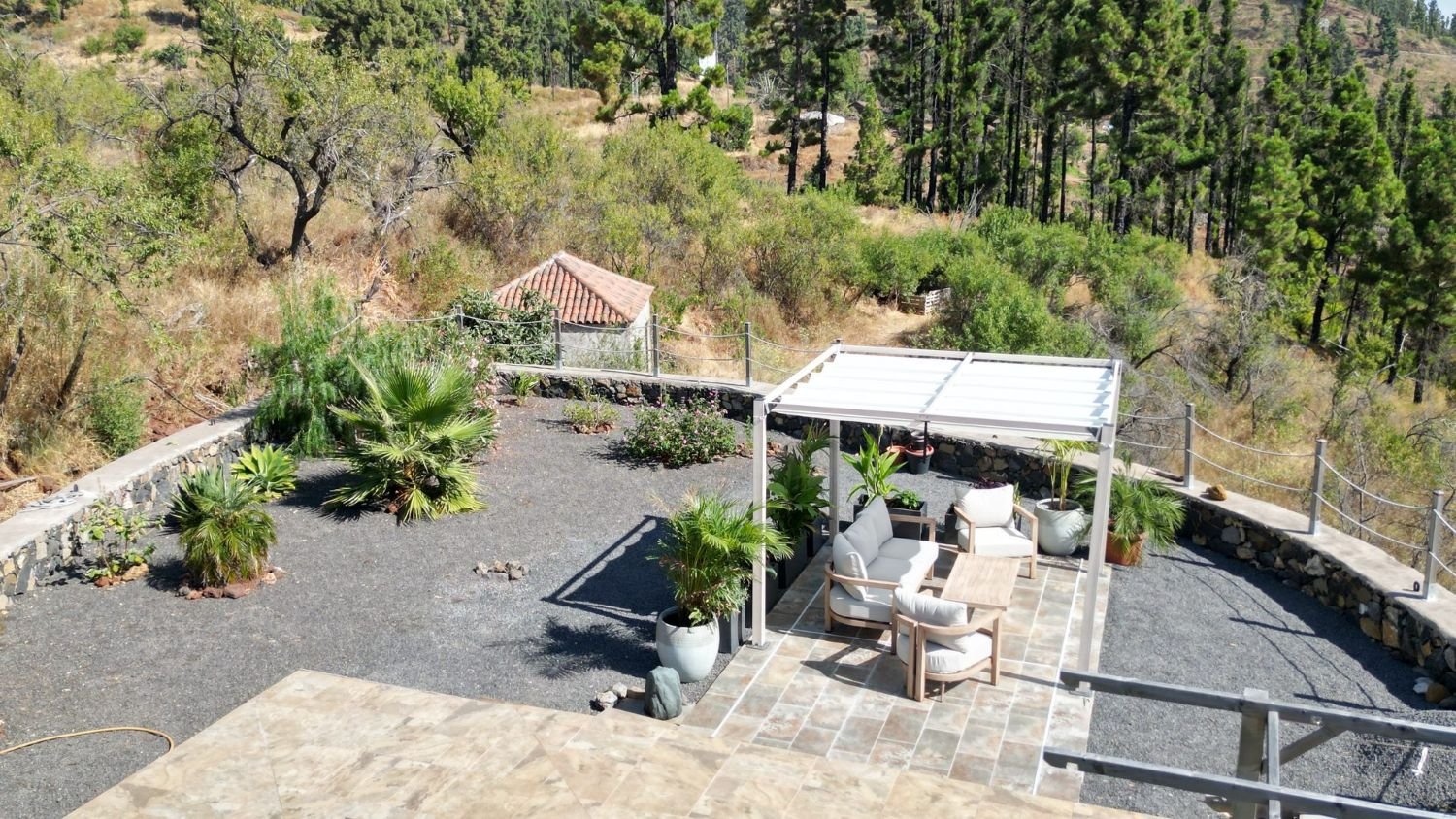 Terrasse mit Lounge und Pergola