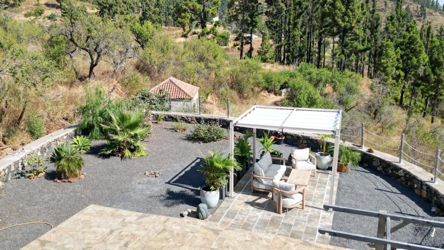 Terrasse, Pool und Garten der Finca P86 aus der Vogelperspektive