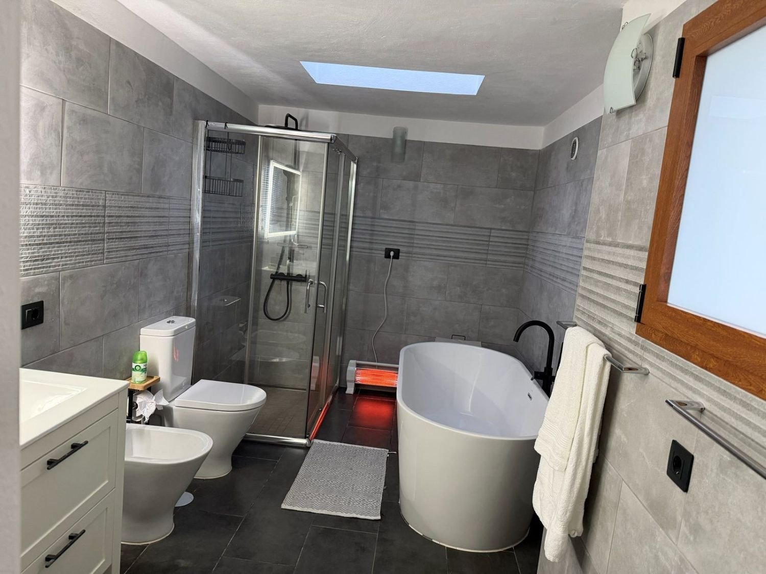 Modernes graues Bad mit freistehender Wanne