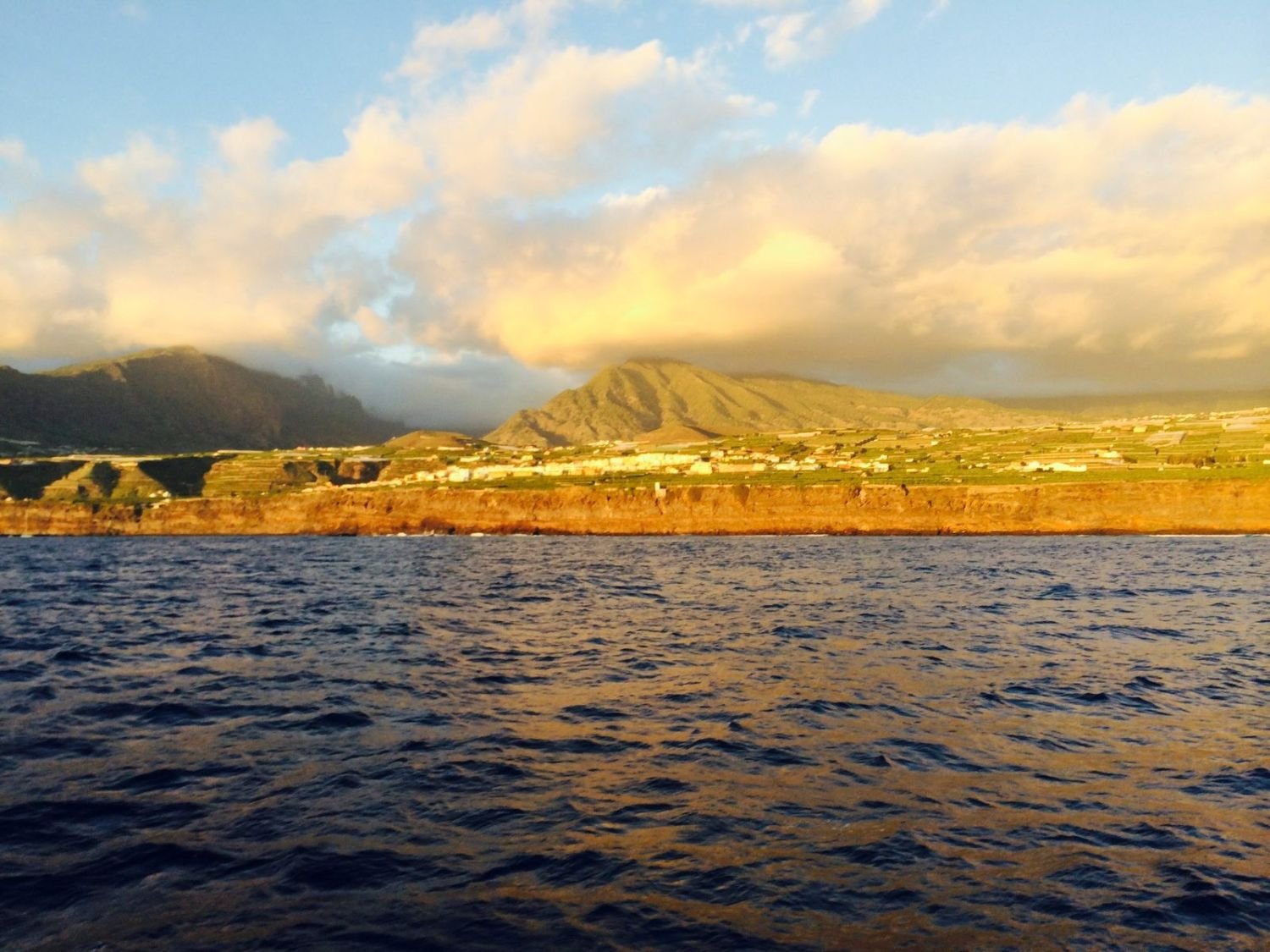 Steilküste von La Palma im Abendlicht vom Meer aus